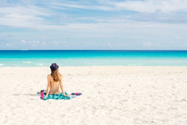 Cennet yaz tatili mutluluğu kaygısız mutlu kadın kumsalda oturup tropik plaj varış yerinin tadını çıkarıyor.. 