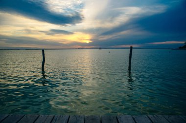 Cancun, Meksika 'da sakin bir yaz akşamında gölün üzerinde renkli bir günbatımı gözlemlendi.