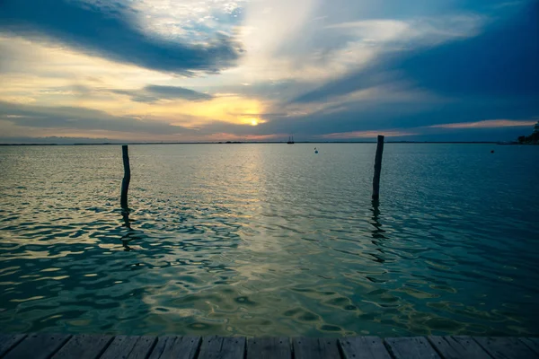 Cancun, Meksika 'da sakin bir yaz akşamında gölün üzerinde renkli bir günbatımı gözlemlendi.