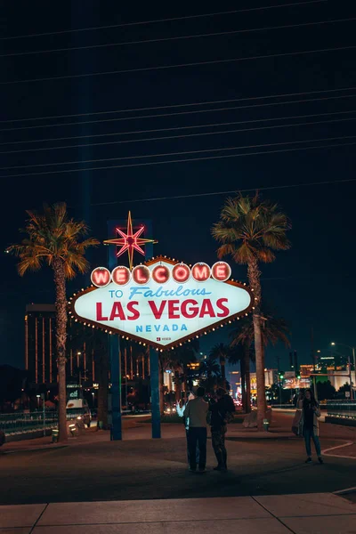 Witamy w Fabulous Las Vegas Zarejestruj się na czarnym tle, Usa - grudzień, 2019 — Zdjęcie stockowe