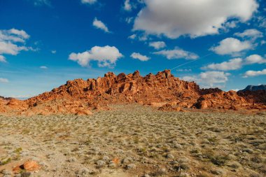 Nevada 'daki Fire State Park Vadisi' nde eşofmanlı bir kız