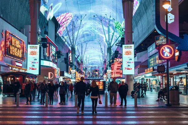 Las Vegas, Usa - Aralık 2019 Pioneer 'ın dışındaki turistler Freemont Street Experience Light Show' u izliyorlar.