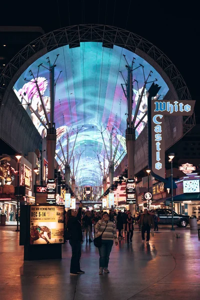 Las Vegas, Usa - december, 2019 Туристи поза Піонером дивляться світлове шоу Freemont Street Experience — стокове фото