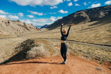 Nevada 'daki Fire State Park Vadisi' nde eşofmanlı bir kız
