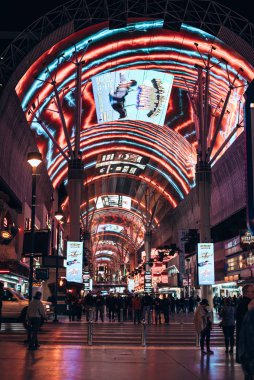 Las Vegas, Usa - Aralık 2019 Pioneer 'ın dışındaki turistler Freemont Street Experience Light Show' u izliyorlar.