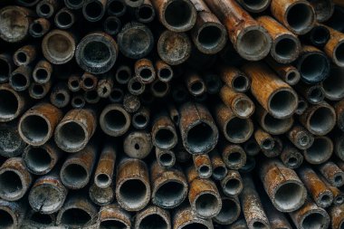 Dikey bambu gövdesinden katlanmış desen düğümlenmiş arka plan açık bej tasarımı