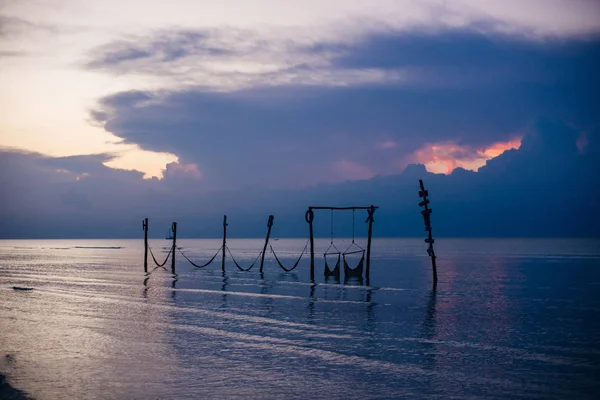 Entspannen in einer Hängematte über dem Wasser, Isla Holbox, Mexiko — Stockfoto