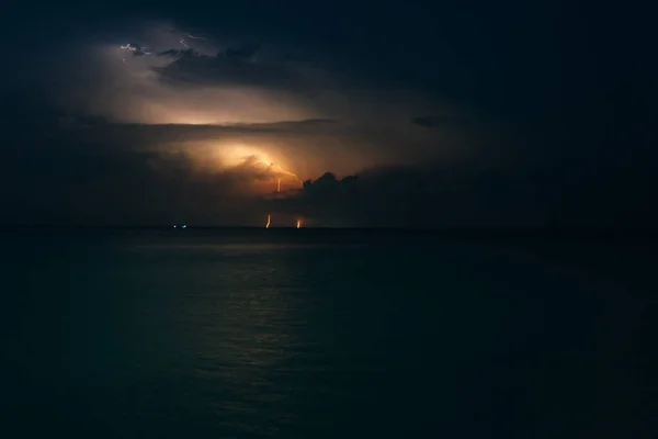 Fulmine sulla costa caraibica in Messico, isola holbox — Foto Stock