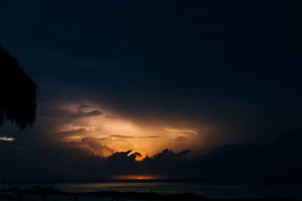 Молния на карибском побережье Мексико, остров Холбокс — стоковое фото