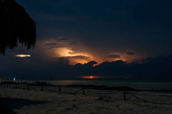 Blitz an der Karibikküste in Mexiko, Insel Holbox — Stockfoto