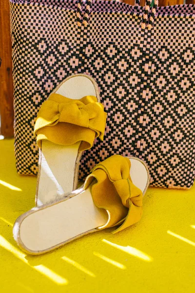 Gambe di una ragazza in scarpe gialle su un pavimento giallo. — Foto Stock