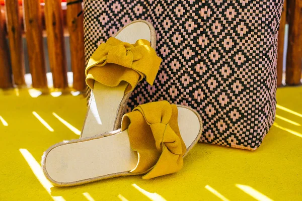 Piernas de una chica en zapatos amarillos en un piso amarillo. —  Fotos de Stock