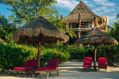 Meksika 'daki Holbox adasında turistler için kırmızı güneşlik.