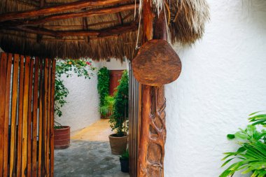 Tahta ev girişi ve boş bir tabela.