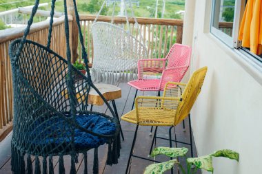 Meksika balkonunda çok renkli hasır sandalyeler.