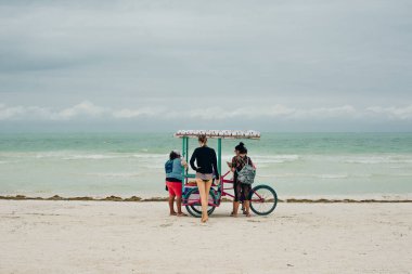 Meksika, ada holbox - Şubat 2020 Sahilde mango satıcısı