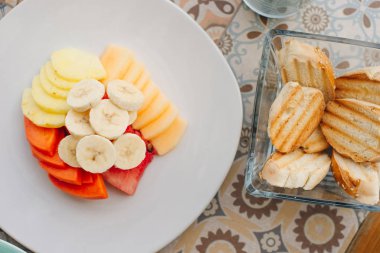Kahvaltıda tost ve meyve. 