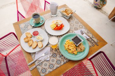 Otelde yumurta, tost ve meyveli iki kişilik kahvaltı. 