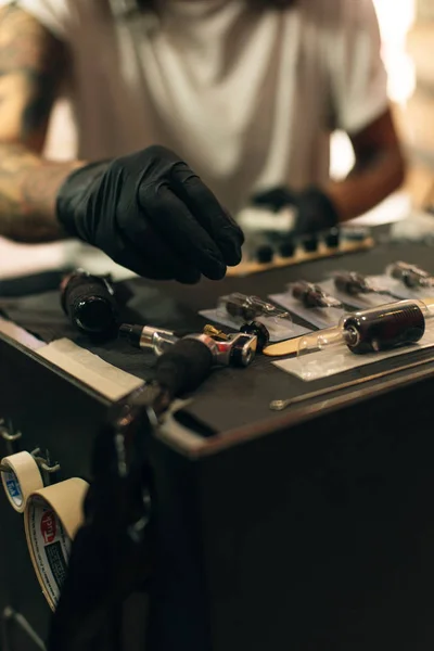 マシンと黒の入れ墨インクとボトルのタトゥーアーティストの職場 — ストック写真