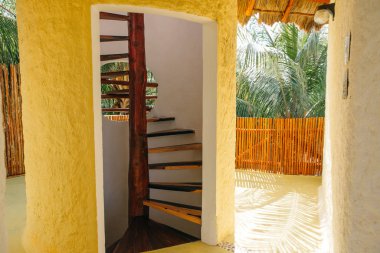 Spiral Merdiven, ışık duvarı, modern yaşam ve yaşam tarzı konsepti