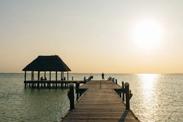 Holbox island pier palapa sonnenuntergang strand in mexiko quintana roo — Stockfoto