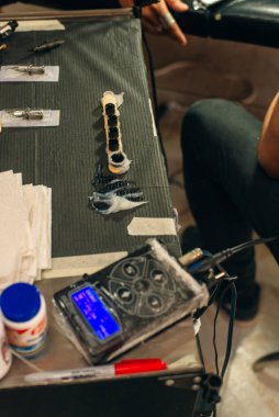 Makine ve siyah dövmeli şişelerle dövmeci işyeri