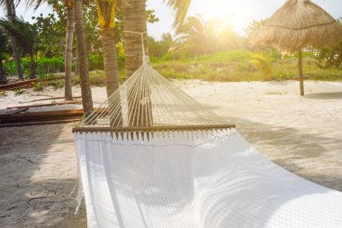 Sahildeki beyaz hamak. Holbox, Meksika