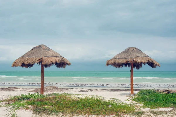 Isla Holbox, Mexico - beach umbrellas — Stock Photo, Image