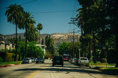Los Angeles, California - Şubat 2020 Beverly Hills bölgesi ve Hollywood tepelerindeki konut binalarının manzarası