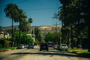 Los Angeles, California - Şubat 2020 Beverly Hills bölgesi ve Hollywood tepelerindeki konut binalarının manzarası