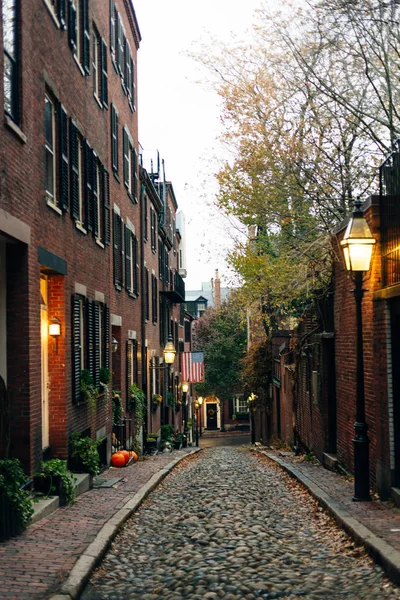 Boston, États-Unis - février 2020 Acorn Street à l'heure d'Halloween — Photo