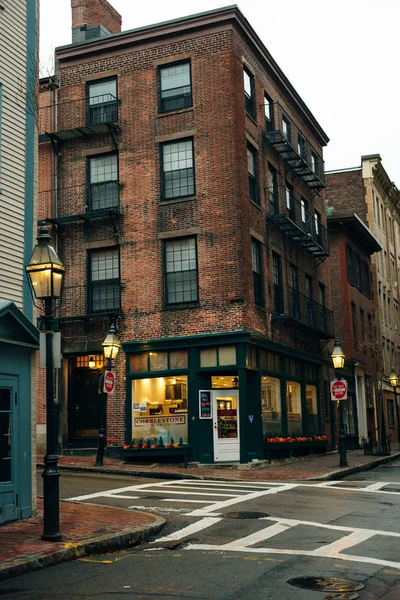 Boston, Massachusetts, USA - november 2019 street and old buildings in Beacon Hill — стокове фото