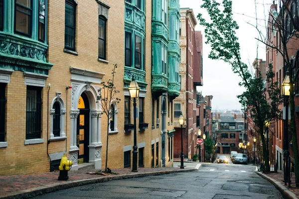 Boston, Massachusetts, USA - november 2019 street and old buildings in Beacon Hill — стокове фото