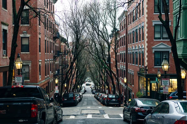 Boston, Massachusetts, EUA - novembro 2019 rua e edifícios antigos em Beacon Hill — Fotografia de Stock