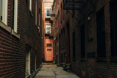 Geceleri karanlık, tüyler ürpertici bir Boston sokağı.