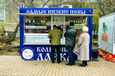 Rusya, krasnoyarsk - Şubat, 2020 Müşterilerle Sosis Alışveriş Köşkü