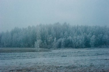 Havalimanı ve kış pisti, yükseklikten karla kaplı manzaraya