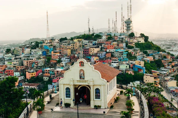 Kerk op de top van Santa Ana Hill, een van de belangrijkste attracties in Guayaqil, Ecuador - juni 2019 — Stockfoto