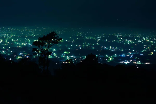 산꼭대기에 보이는 도시의 밤 — 스톡 사진