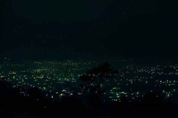 Міська ніч на вершині гори — стокове фото