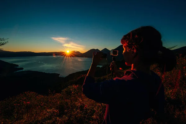 女孩在阿蒂特兰湖上拍摄日落 — 图库照片