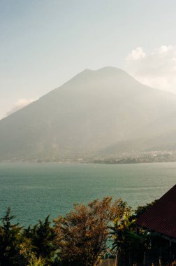 Atitlan Gölü 'ndeki San Juan La Laguna manzarası