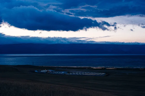 Atardecer de clima cálido con nube. Lago Baikal, Rusia. —  Fotos de Stock