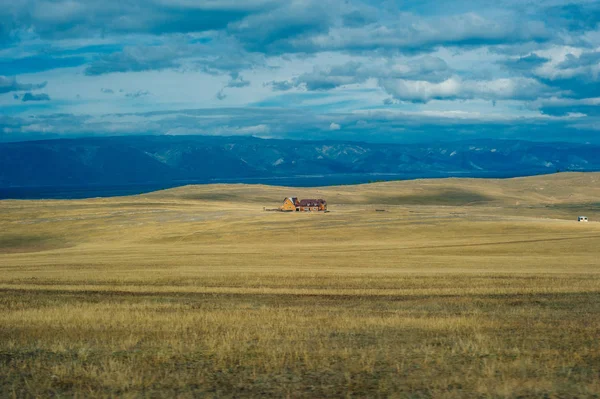 Теплая погода заката с облаками. Байкальское озеро, Россия. — стоковое фото