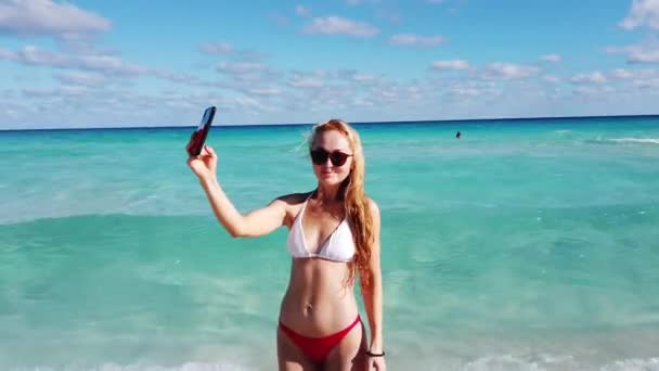 Widok Kobietę Kostiumie Kąpielowym Długimi Blond Włosami Robiącą Selfie Tropikalnej — Wideo stockowe
