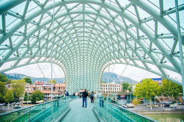 Il Ponte della Pace sul fiume Kura a Tbilisi, Georgia - ottobre 2019 — Foto Stock