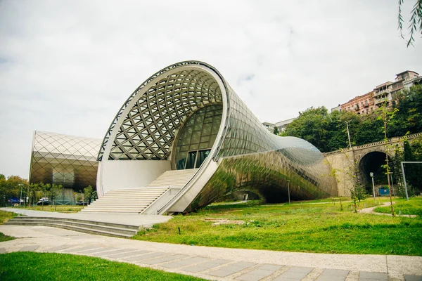 Tbilisi, Georgia - settembre 2019 Visualizza l'ingresso alla Rike Concert Hall. il tubo — Foto Stock