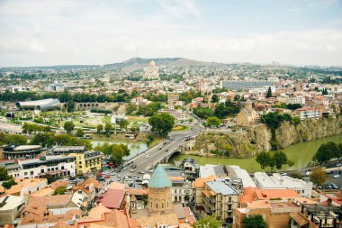 Tiflis, Gürcistan - Eylül, 2019 Narikala Kalesi 'nden şehrin panoramik manzarası, eski kasaba ve modern mimari.