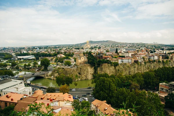 Tbilisi, Gruzja - wrzesień 2019 Panoramiczny widok na miasto z Twierdzy Narikala, starego miasta i nowoczesnej architektury. — Zdjęcie stockowe