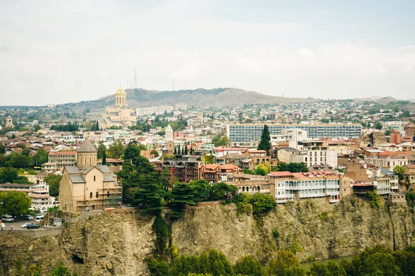 Tiflis, Georgia - septiembre, 2019 Vista panorámica de la ciudad desde la fortaleza de Narikala, el casco antiguo y la arquitectura moderna . — Foto de Stock